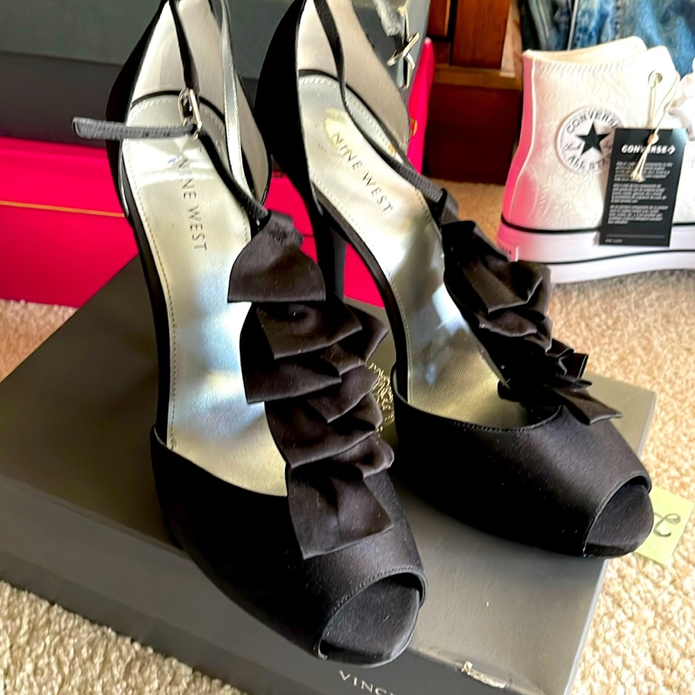 Very Elegant and comfortable Nine West satin heels. Size 10